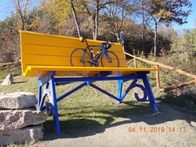 big bench 85 san benedetto belbo giaalo blu